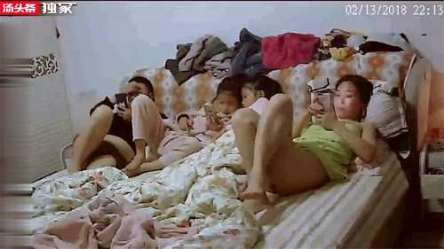 家庭摄像头骚妈在老公那得不到满，足当着俩孩子面抠逼上